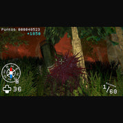 A screenshot from a video game showing a dark, grassy outdoor scene with a spiky purple-red plant-like target in the center, overlaid with HUD elements including a compass, score, ammo, and a message in Spanish.
